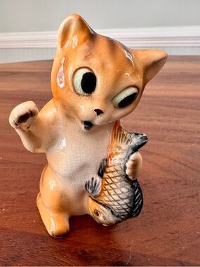 Vtg 1950s Anthropomorphic Kitty Cat Figurine Kitsch Big Eyes w/ Fish MCM Stripes